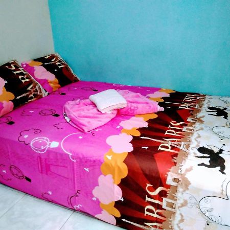 Pinky Guest House Syariah Kota Batu Бату Екстериор снимка