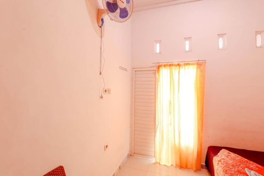Pinky Guest House Syariah Kota Batu Бату Екстериор снимка