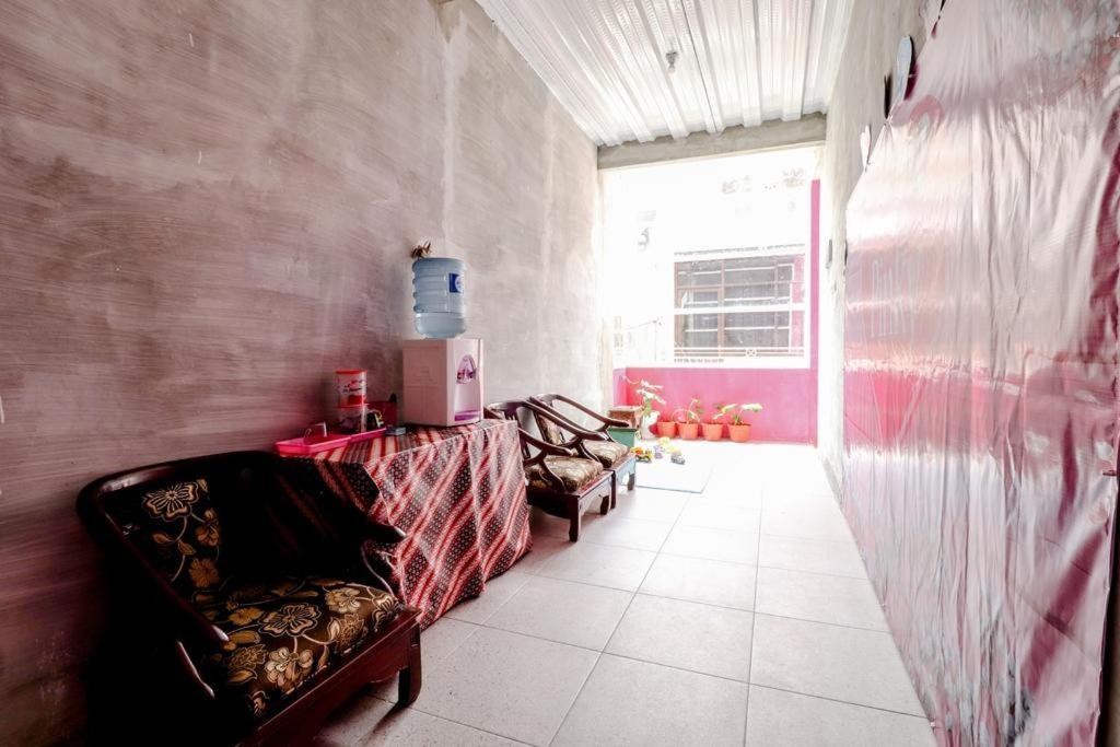 Pinky Guest House Syariah Kota Batu Бату Екстериор снимка