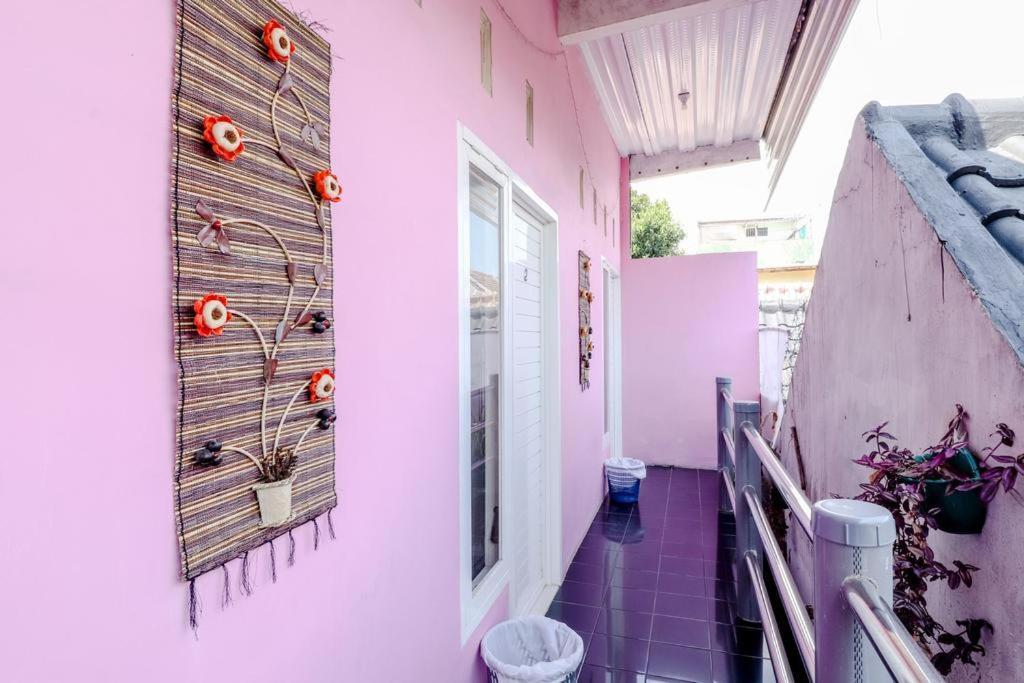 Pinky Guest House Syariah Kota Batu Бату Екстериор снимка