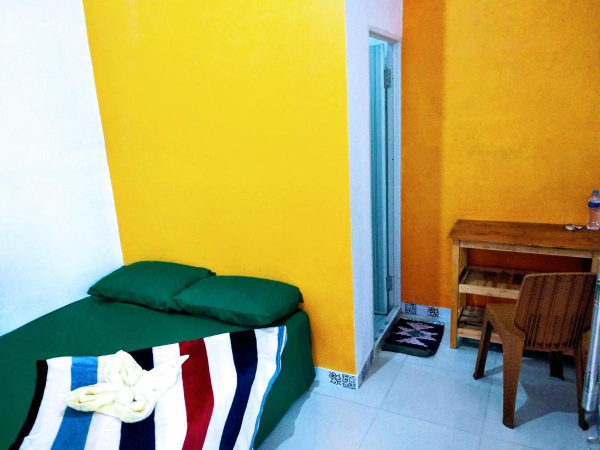 Pinky Guest House Syariah Kota Batu Бату Екстериор снимка