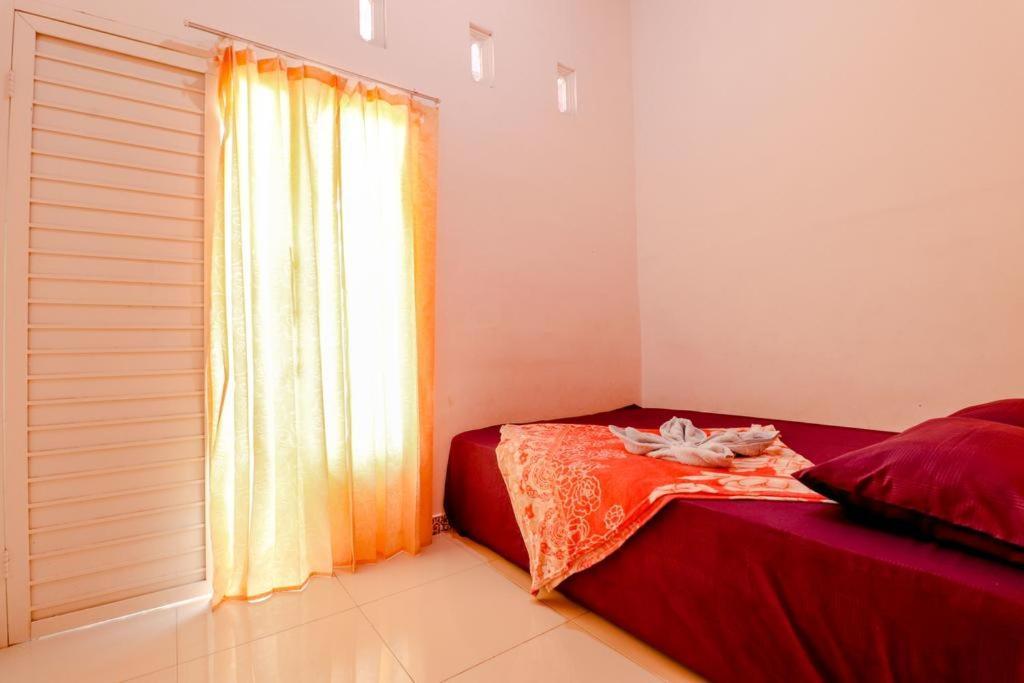 Pinky Guest House Syariah Kota Batu Бату Екстериор снимка