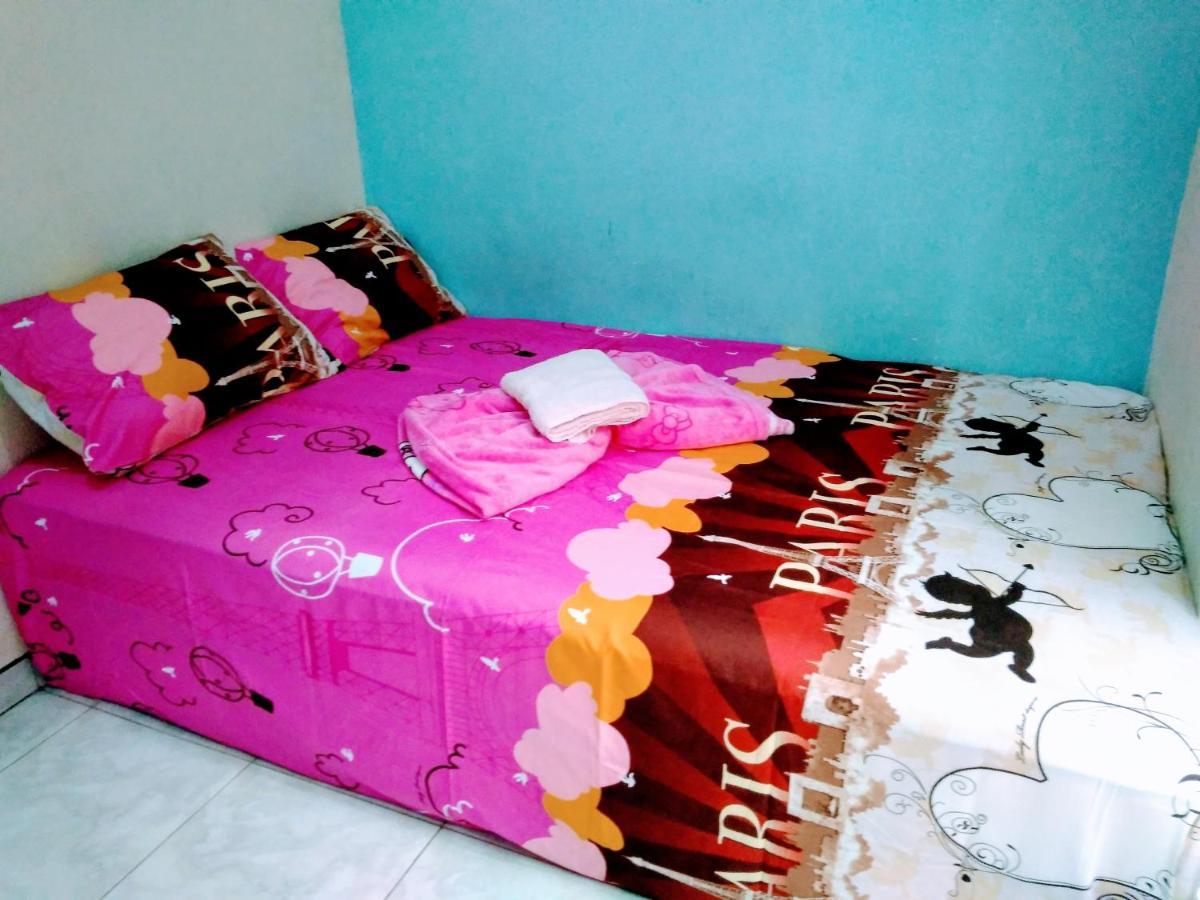 Pinky Guest House Syariah Kota Batu Бату Екстериор снимка