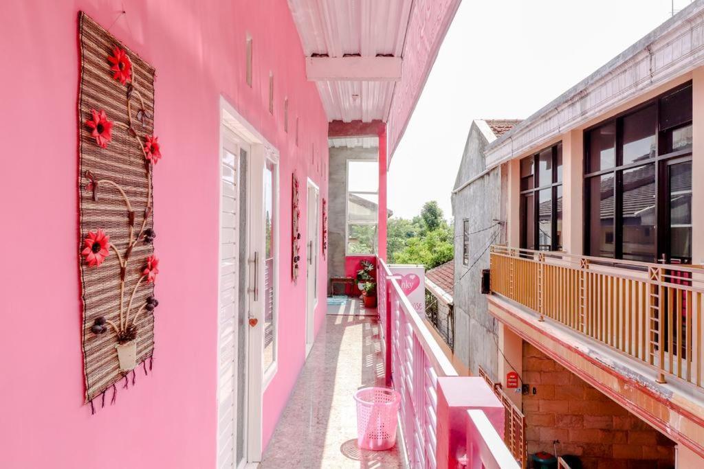 Pinky Guest House Syariah Kota Batu Бату Екстериор снимка