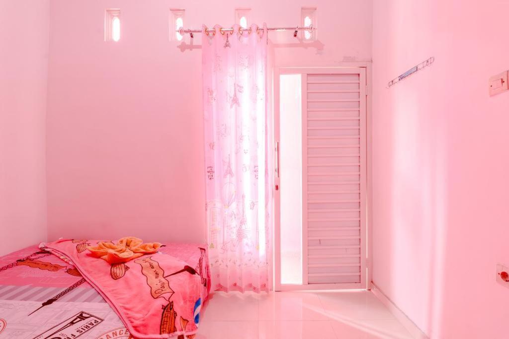 Pinky Guest House Syariah Kota Batu Бату Екстериор снимка