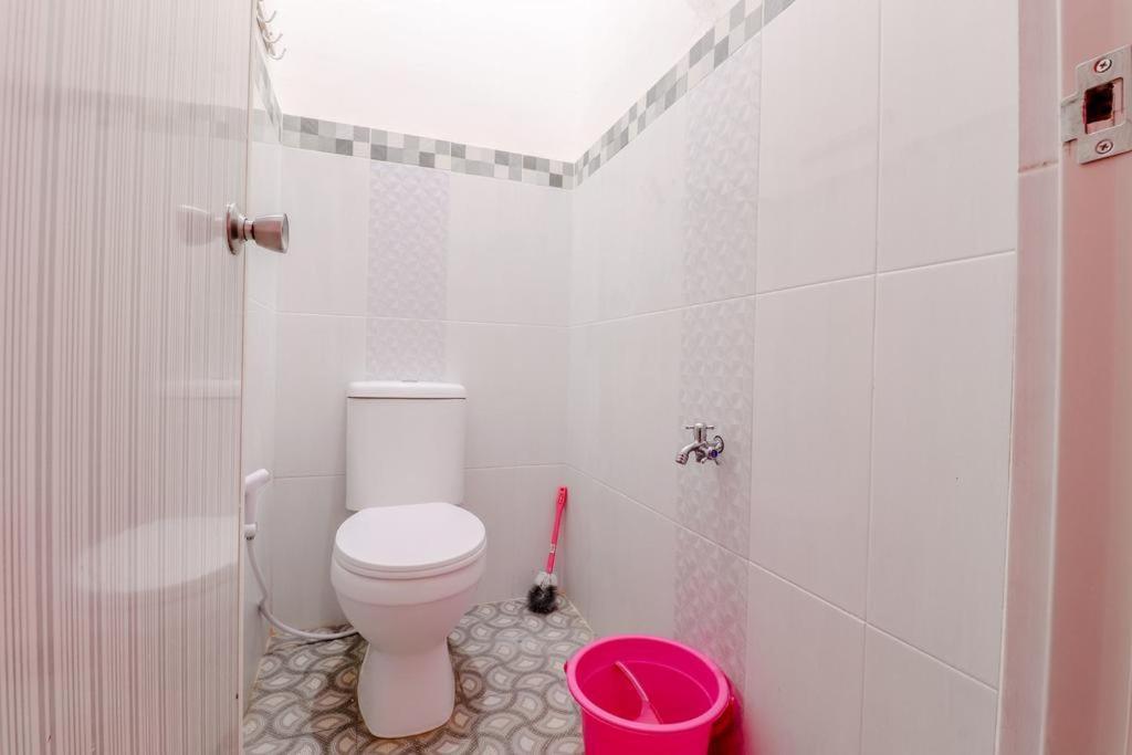 Pinky Guest House Syariah Kota Batu Бату Екстериор снимка