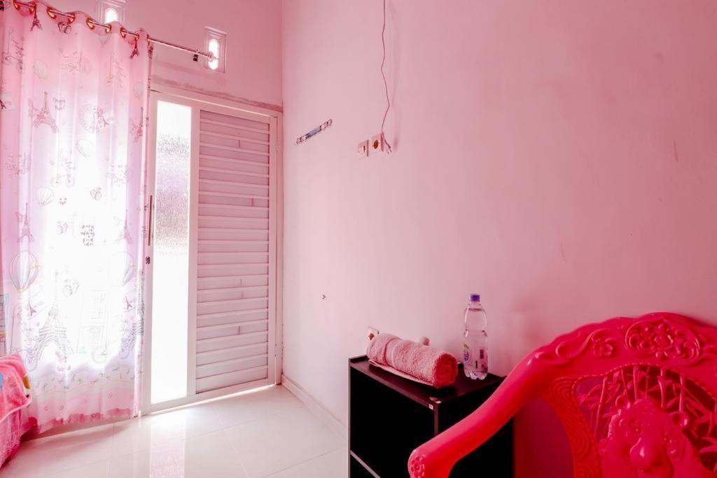 Pinky Guest House Syariah Kota Batu Бату Екстериор снимка
