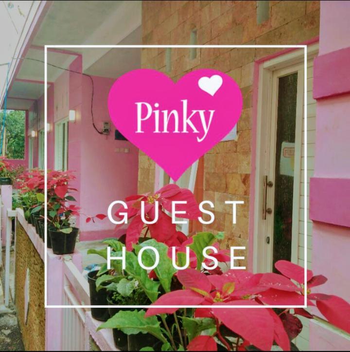 Pinky Guest House Syariah Kota Batu Бату Екстериор снимка