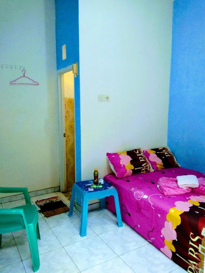 Pinky Guest House Syariah Kota Batu Бату Екстериор снимка