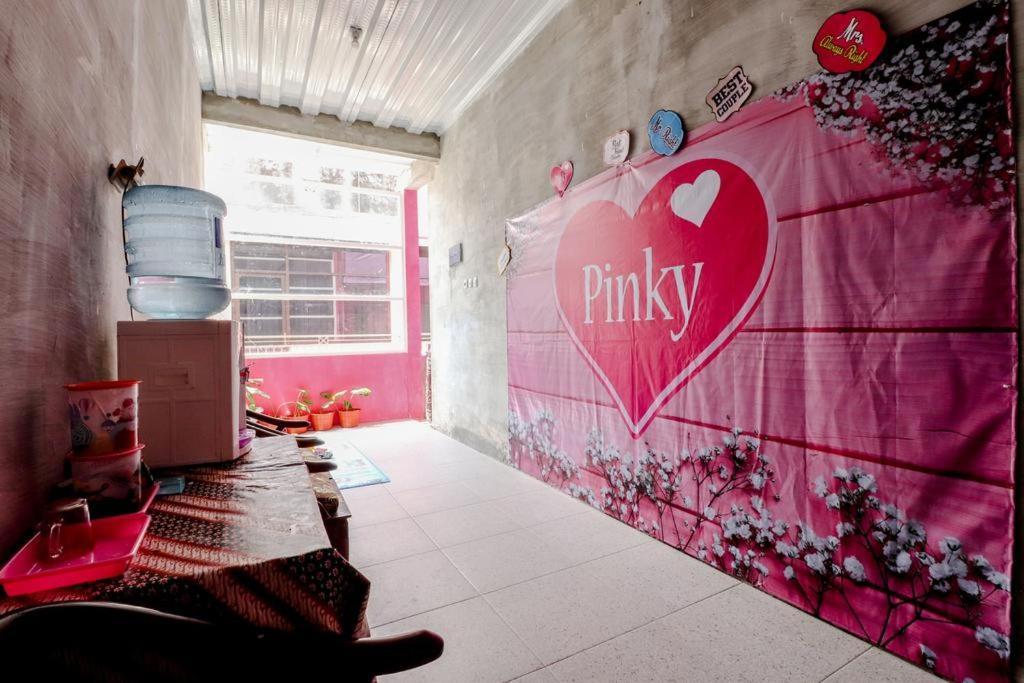 Pinky Guest House Syariah Kota Batu Бату Екстериор снимка