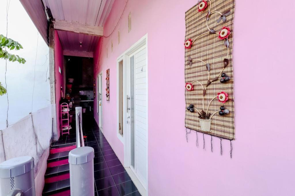 Pinky Guest House Syariah Kota Batu Бату Екстериор снимка