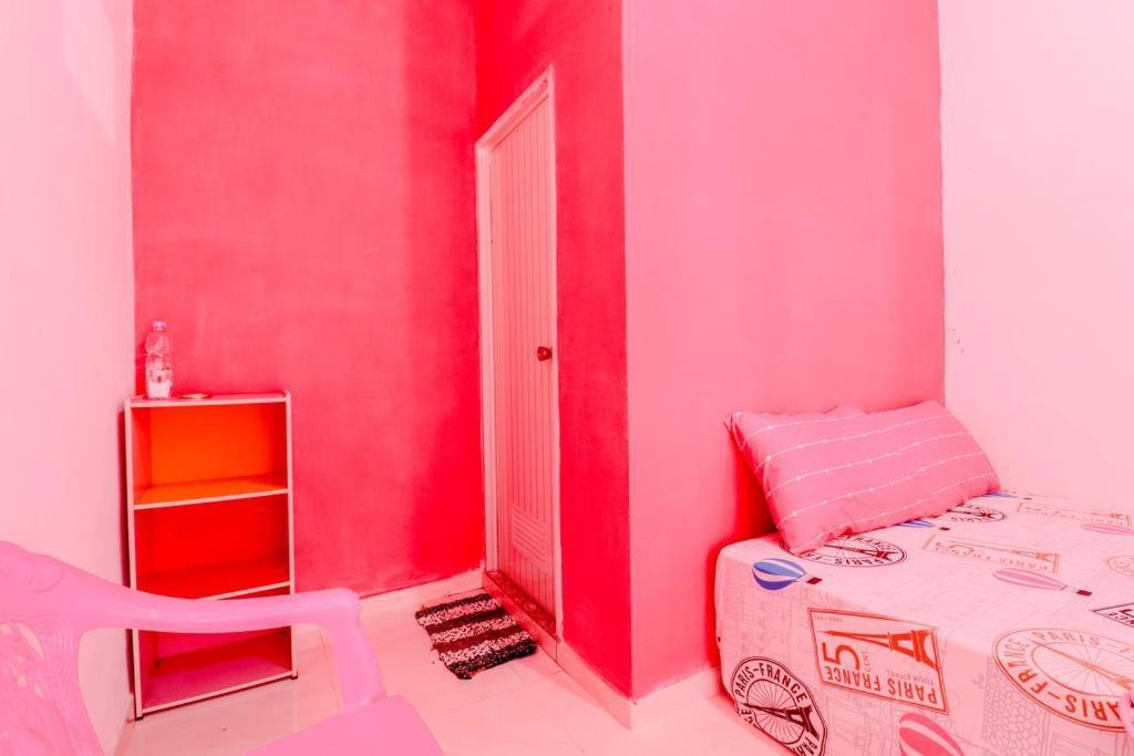 Pinky Guest House Syariah Kota Batu Бату Екстериор снимка