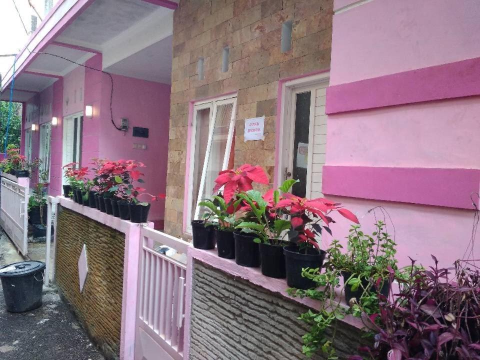 Pinky Guest House Syariah Kota Batu Бату Екстериор снимка