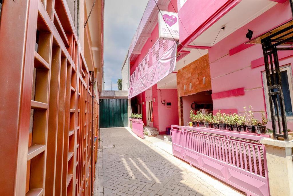 Pinky Guest House Syariah Kota Batu Бату Екстериор снимка