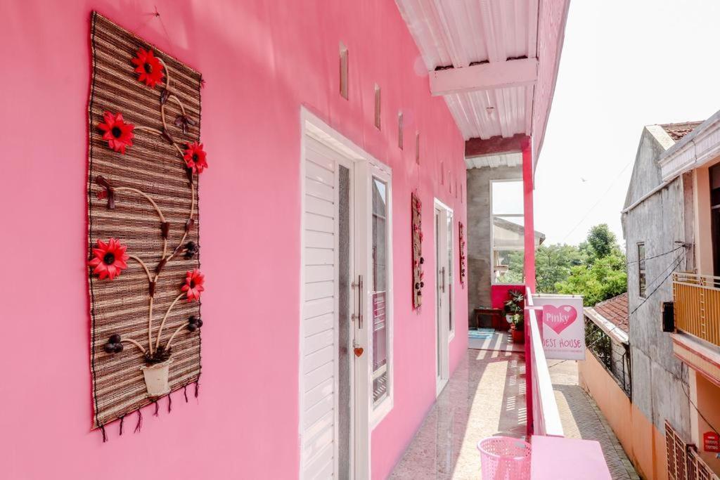Pinky Guest House Syariah Kota Batu Бату Екстериор снимка