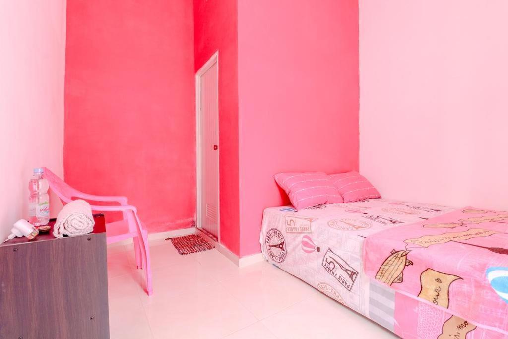 Pinky Guest House Syariah Kota Batu Бату Екстериор снимка