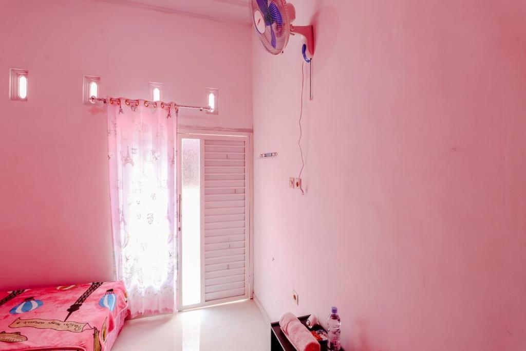 Pinky Guest House Syariah Kota Batu Бату Екстериор снимка