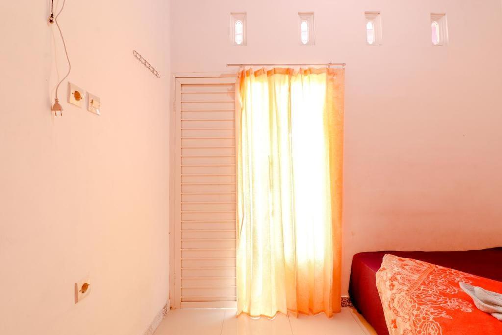 Pinky Guest House Syariah Kota Batu Бату Екстериор снимка
